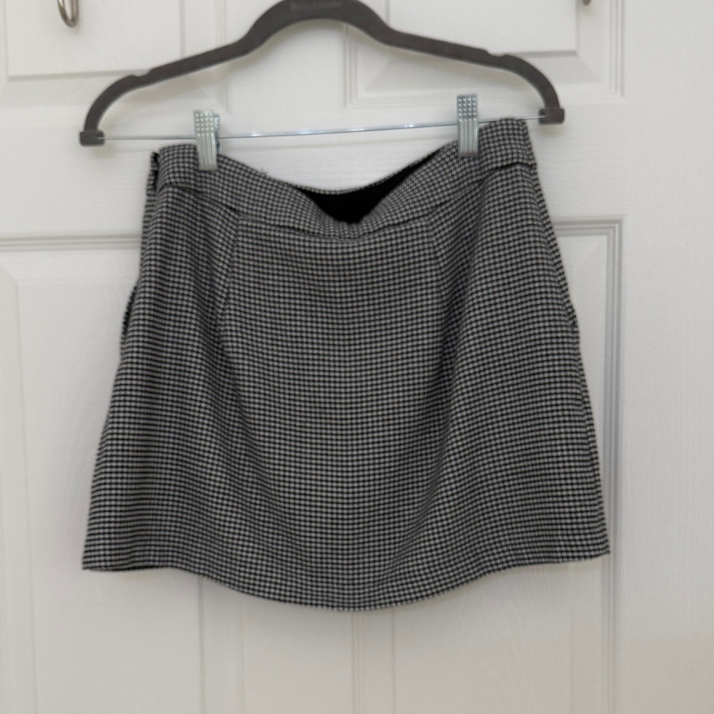 Abercrombie & Fitch Black and White Mini Skort - Picture 2 of 3
